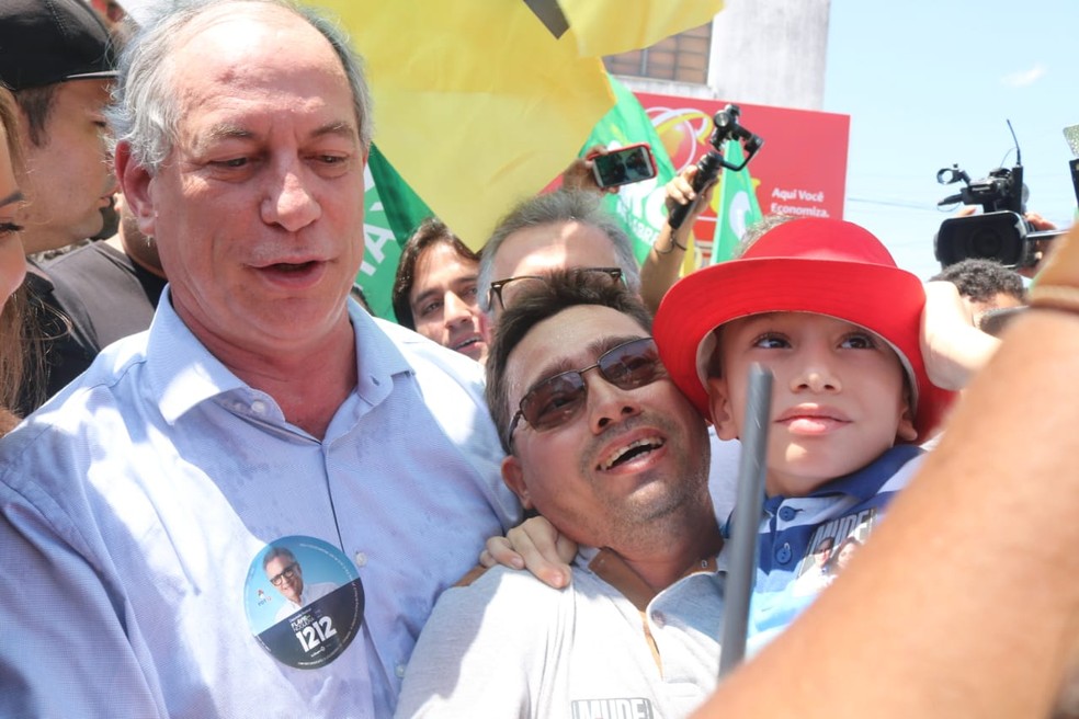 O candidato do PDT a presidente posa para fotos com apoiadores em Teresina (PI) — Foto: Andrê Nascimento/G1