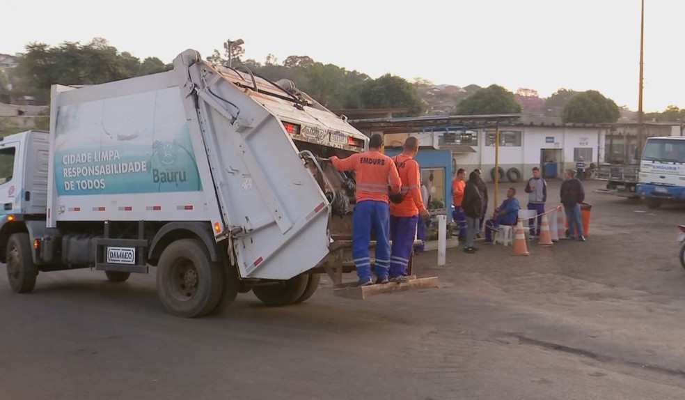 Mesmo com coleta parcial, lixo se acumula nas ruas após cinco dias de greve em Bauru — Foto: Reprodução/TV TEM