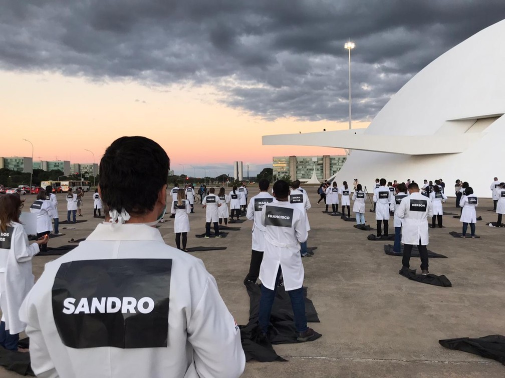 Enfermeiros fazem homenagem em Brasília a colegas mortos pela Covid-19 — Foto: Afonso Ferreira/G1