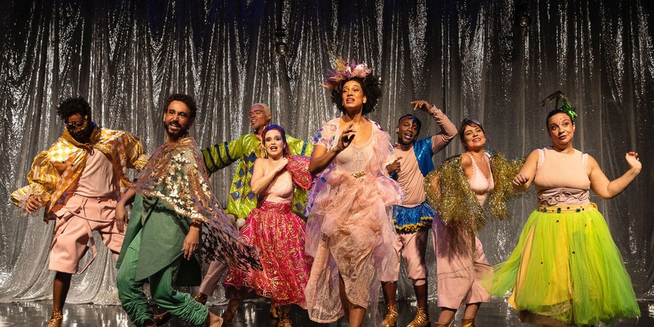 Cena do musical 'Salvador, anoiteceu e é carnaval'