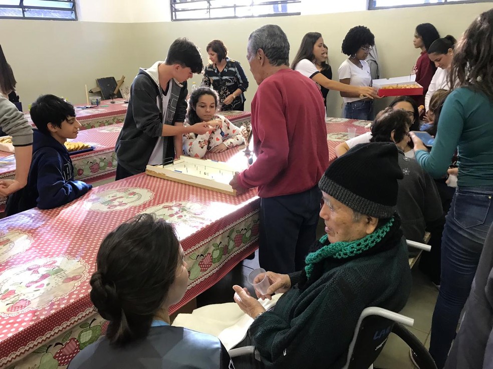 André Guerreiro aprendeu novas brincadeiras durante a visita dos idosos — Foto: Arquivo pessoal