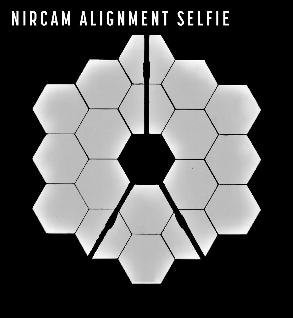Uma lente especial dentro da NIRCam também tirou uma "selfie" dos segmentos de espelho do Webb. Segundo a Nasa, os segmentos estão brilhantes pois todos estão coletando luz da mesma estrela ao mesmo tempo. — Foto: NASA/STScI