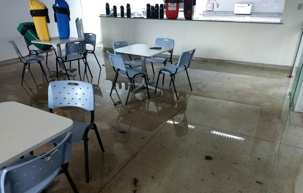 Chuva alagou corredores, salas e gabinetes dos vereadores  Foto: Cmara de Franca/Divulgao