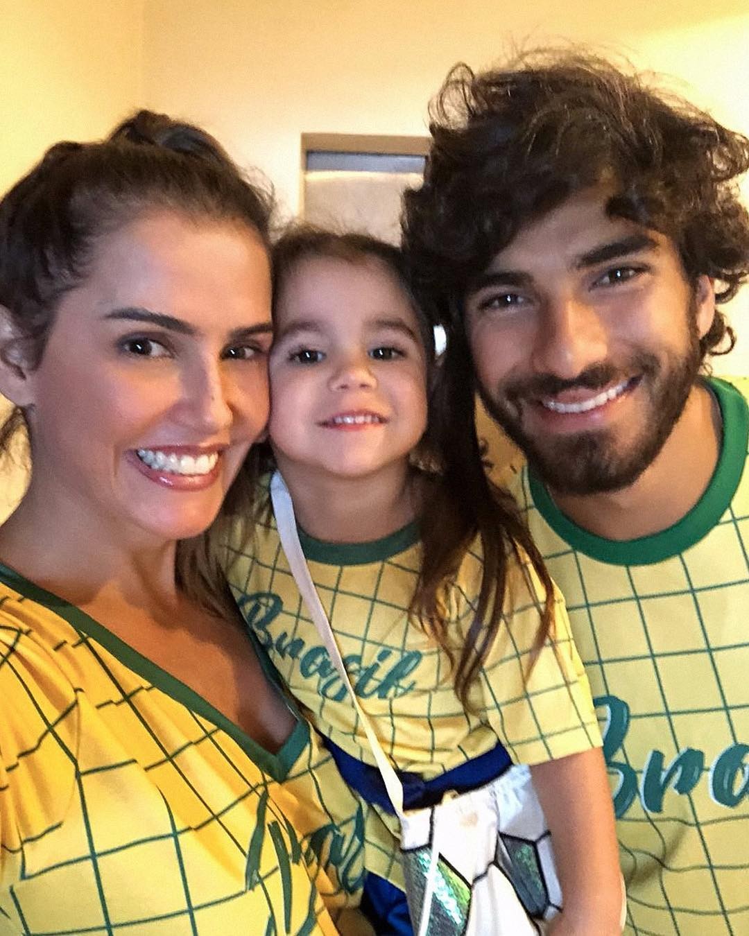 Deborah Secco com Hugo Moura e Maria Flor (Foto: Reprodução/Instagram)