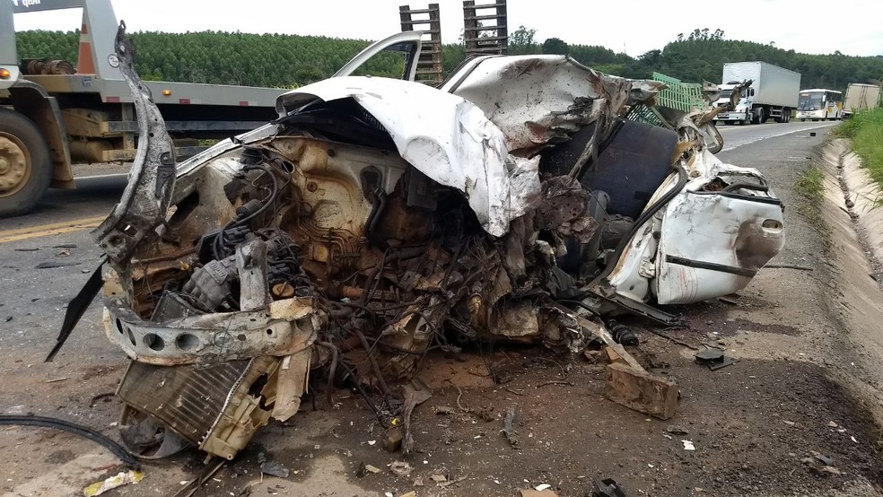 Carro onde estava a vitima ficou destruído após o acidente (Foto: Welington Silveira / Inter TV dos Vales)