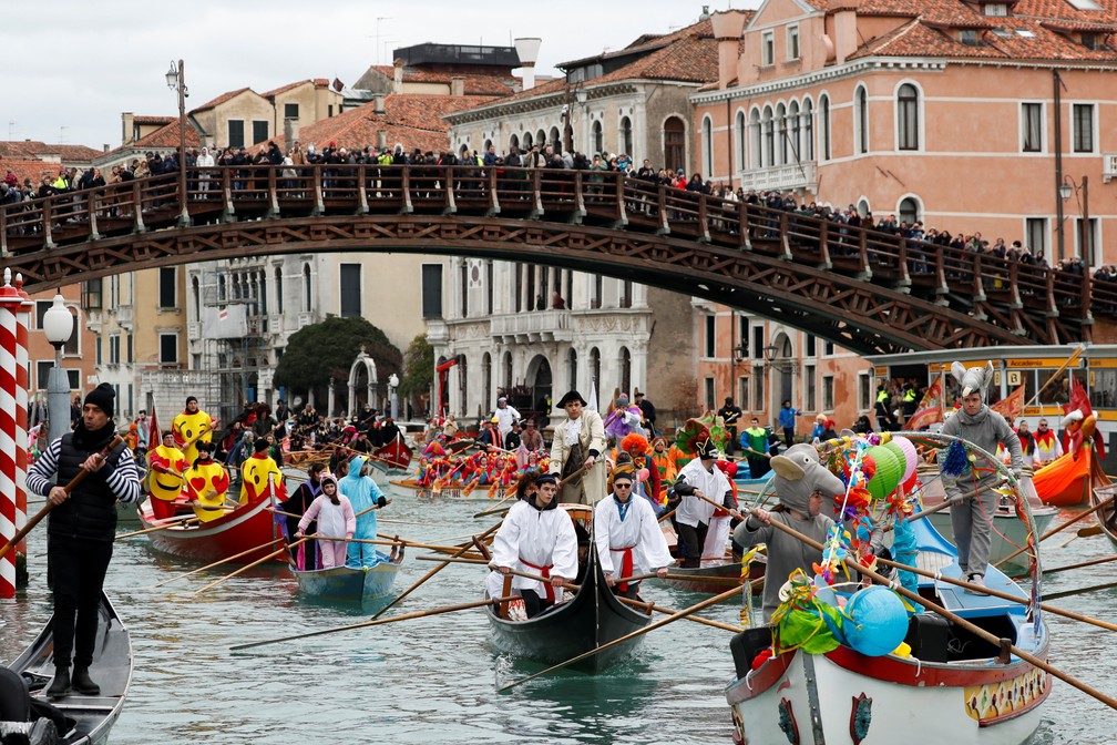 Pessoas curtem o carnaval de Veneza em barcos navegando pelos canais da cidade — Foto: Remo Casilli/REUTERS
