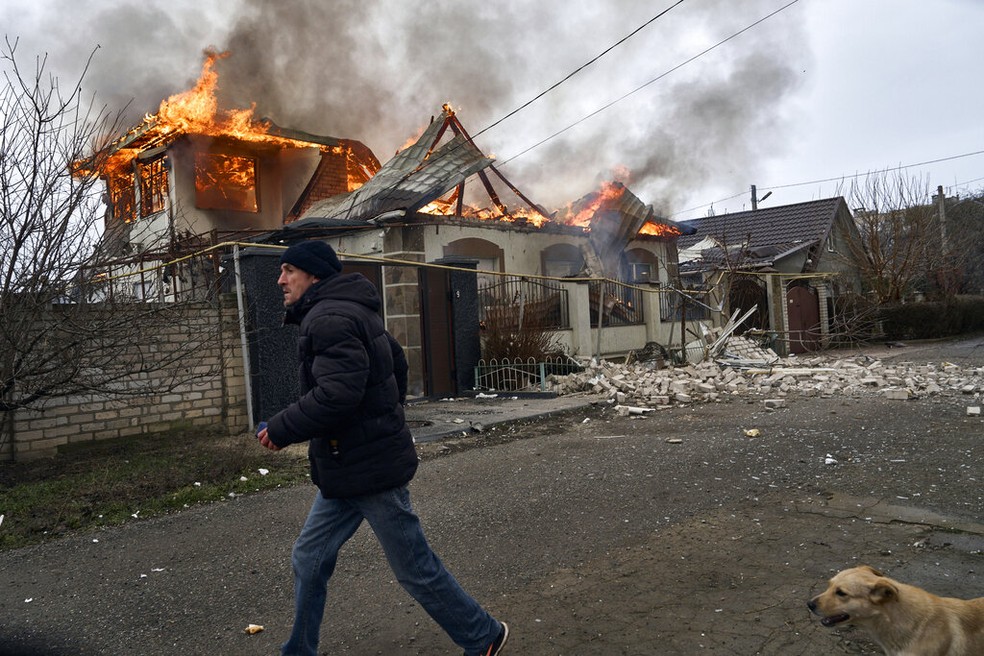 Homem passa diante de esta&ccedil;&atilde;o do Corpo de Bombeiros de Kherson, na Ucr&acirc;nia, atacado, em 6 de janeiro de 2023.  &mdash; Foto: LIBKOS/ AP 