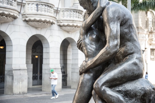 'Beijo Eterno - fragmento do Monumento a Olavo Bilac', uma das imagens da série 'Monumentos Nômades' (Foto: André Turazzi/ Divulgação)