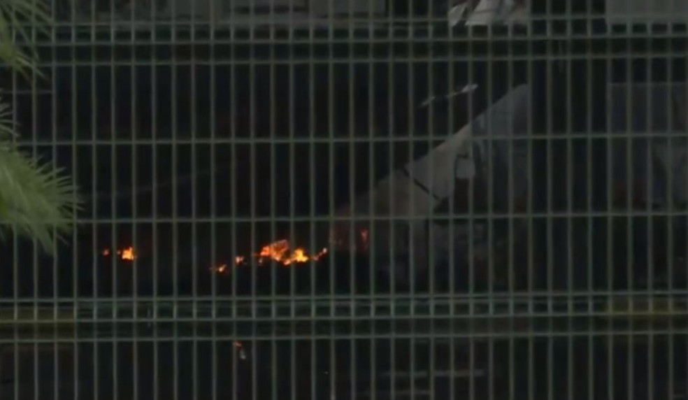 Mais de 20 horas após início de incêndio em supermercado atacadista bombeiros seguem em trabalho de rescaldo — Foto: Reprodução/TV Bahia