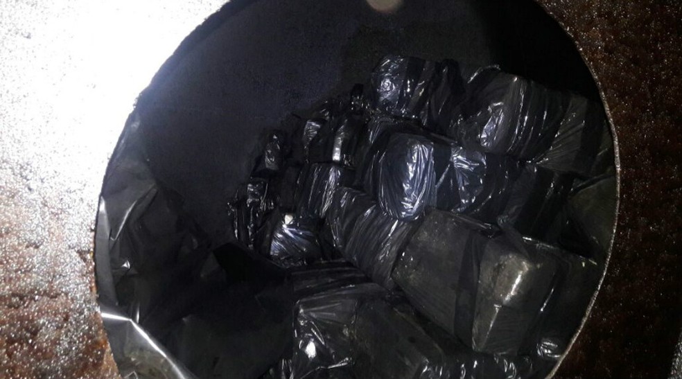 No interior de tanque de caminhão apreendido neste domingo (26), pelo DOF, em Amambai (MS), em vez de óleo vegetal, policiais encontraram fardos de maconha (Foto: DOF/Divulgação)