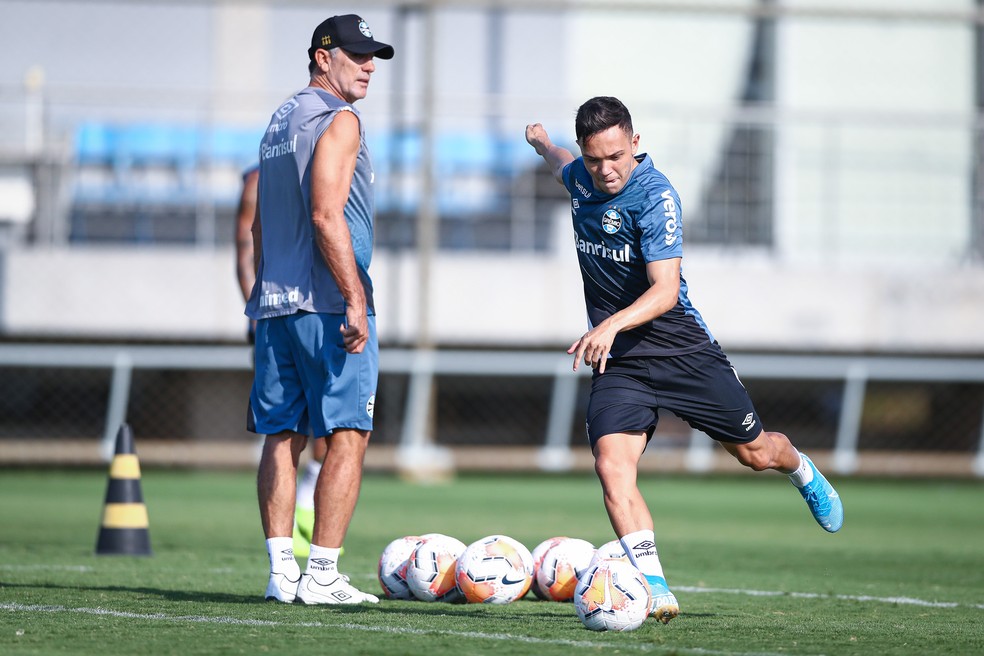 Renato Gaúcho e Pepê em treino do Grêmio — Foto: Lucas Uebel/Grêmio