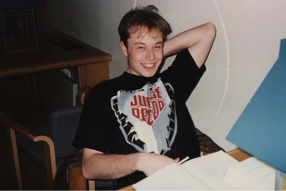 Elon Musk durante os tempos de faculdade, por volta de 1995 (Foto: Reprodução / RR Auction)