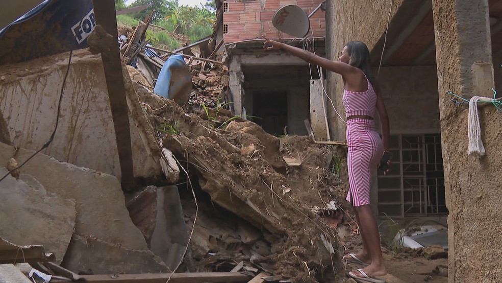 A manicure Michele Mariano dos Santos, moradora de São Gonçalo, convive com escombros no quintal — Foto: Reprodução/ TV Globo