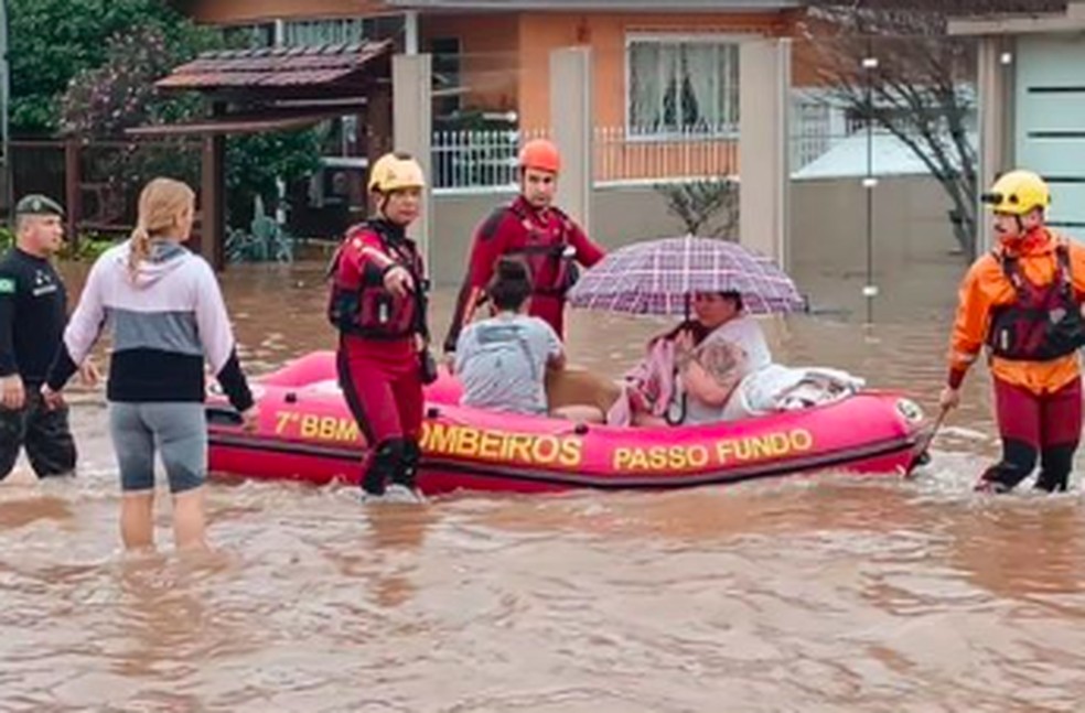 Bombeiros trabalham no resgate a vítimas de enchente no Norte do Rio Grande do Sul — Foto: Divulgação / Corpo de Bombeiros RS