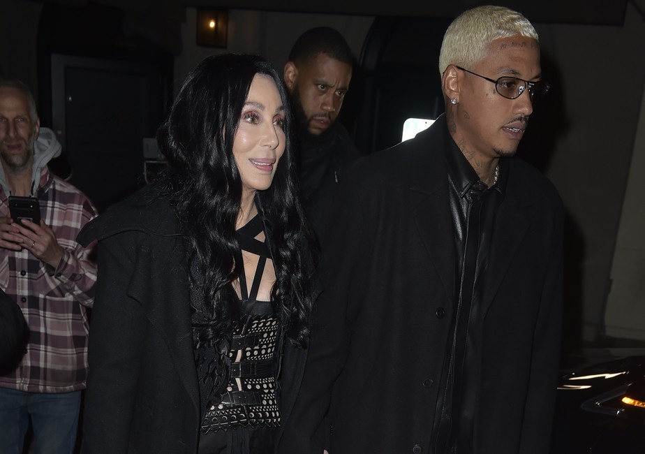Cher é vista de mãos dadas com o produtor Alexander Edwards, ex de Amber Rose, em Los Angeles