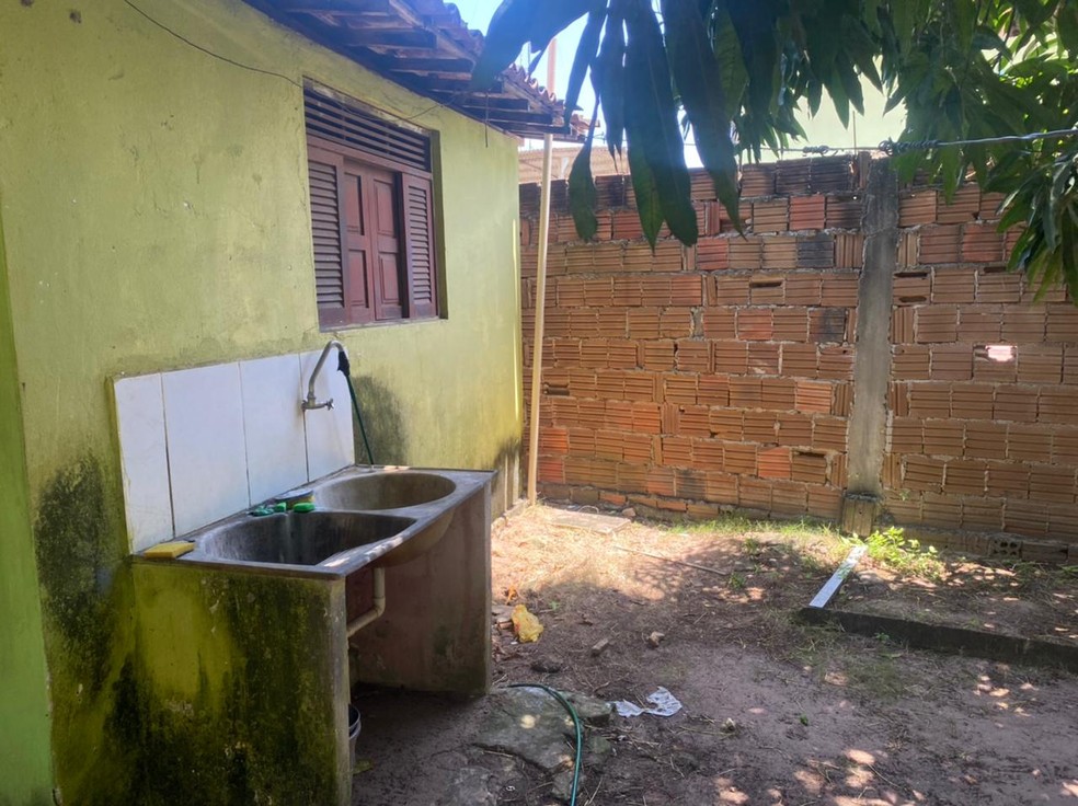 Homem encontrou artefato no quintal de casa, na Zona Norte de Natal. &mdash; Foto: Pedro Trindade/Inter TV Cabugi