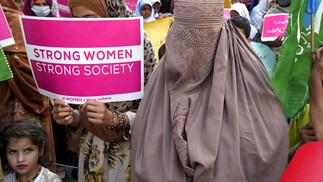 Mulheres participam de uma manifestação para marcar o Dia Internacional da Mulher, em Lahore, Paquistão, quarta-feira, 8 de março de 2023. — Foto: (AP Photo/K.M. Chaudary)