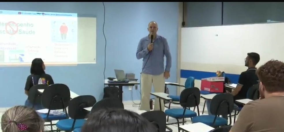 Pesquisador Miguel Bortolini explicou o objetivo do projeto para pais de alunos da rede pública — Foto: Reprodução/Rede Amazônica Acre