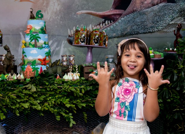 Maithê escolheu 'Jurrassic Park' como tema da festa de 6 anos (Foto: Tânia Plácido)
