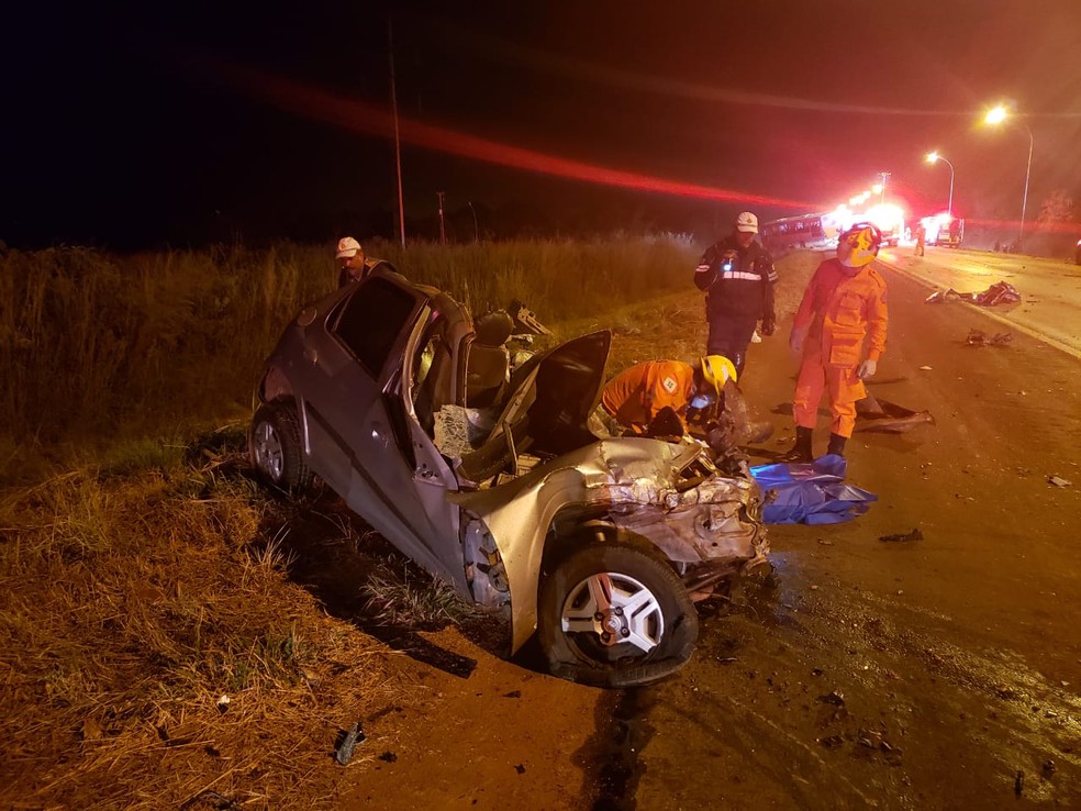 Colisão frontal entre um ônibus e um carro de passeio na DF-128 deixou um homem de 31 anos morto e 16 pessoas feridas — Foto: Corpo de Bombeiros/Divulgação