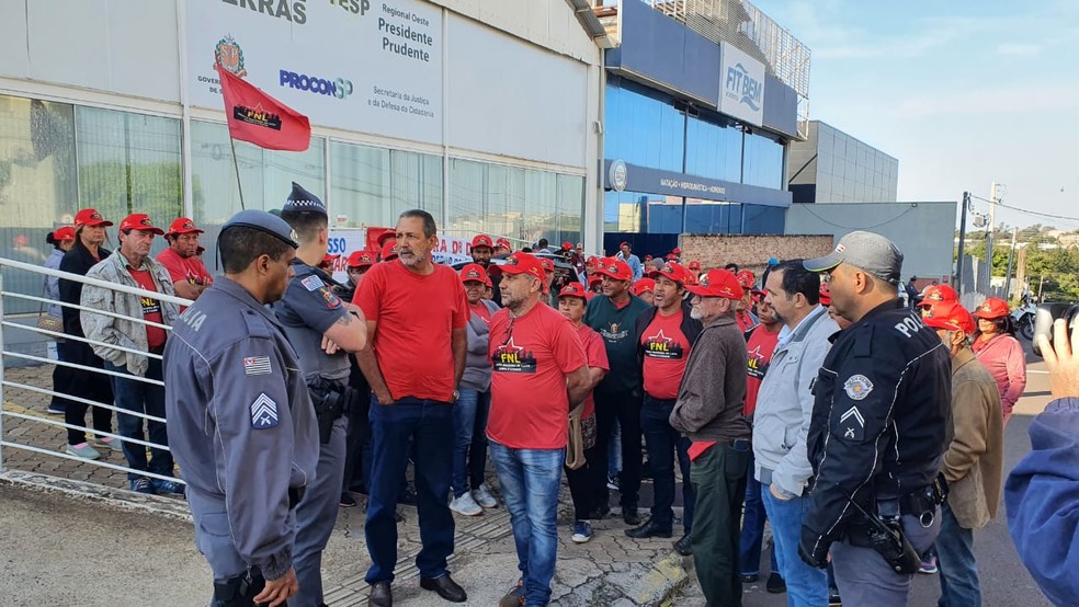 "Integrantes da FNL e Movimento de Agricultores Sem Terras protestam em frente ao Itesp e Procuradoria Geral, em Presidente Prudente" — Foto: Leonardo Bosisio/g1