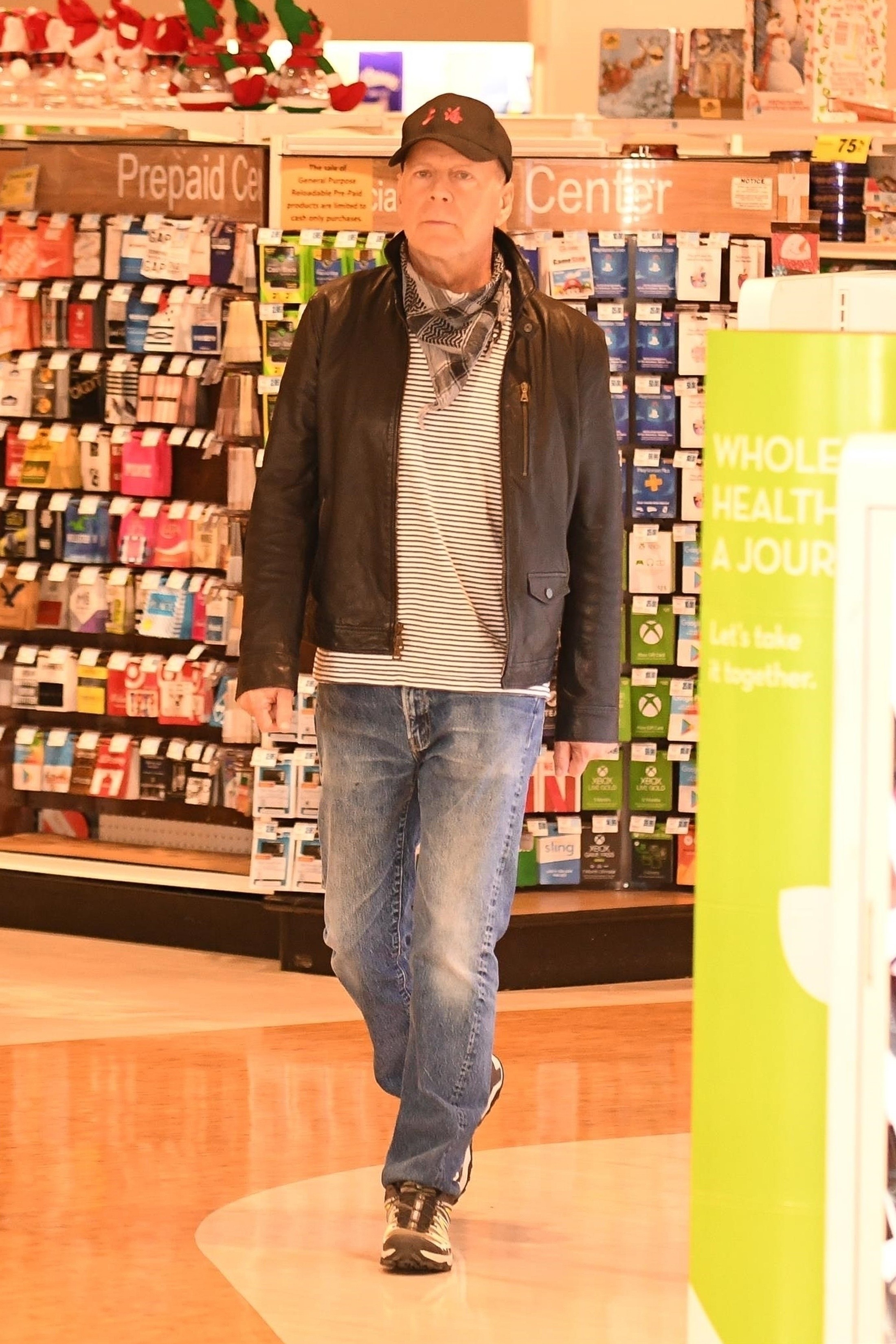 Bruce Willis é expulso de farmácia por se recusar a usar máscara (Foto: Grosby Group)