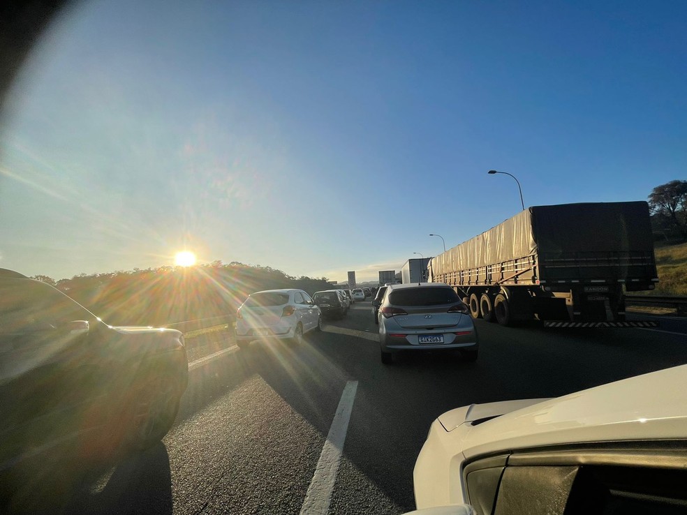Acidente entre carreta e ônibus interditou a Castello Branco entre Itu e Sorocaba — Foto: Aggeu Carvalho/Arquivo pessoal