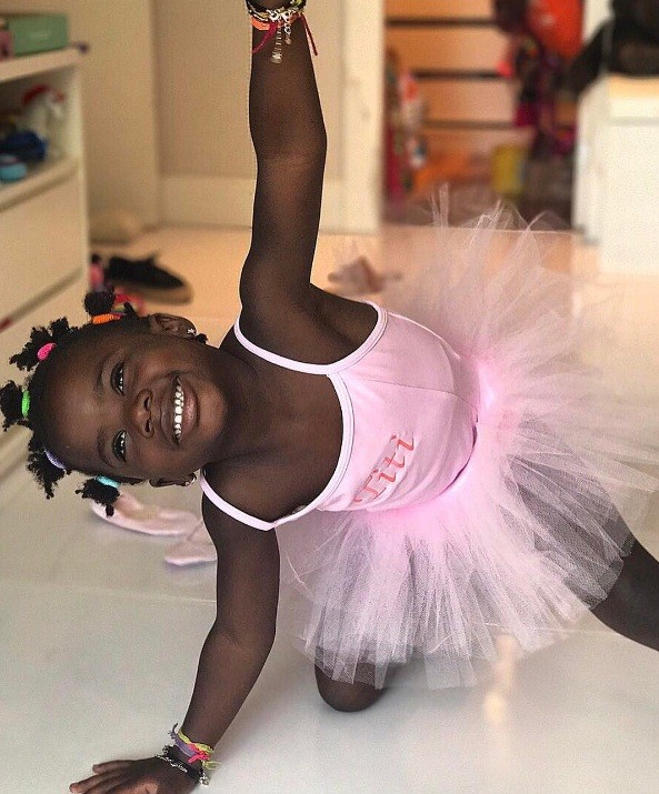 Titi se diverte brincando de bailarina  (Foto: reprodução/Instagram)