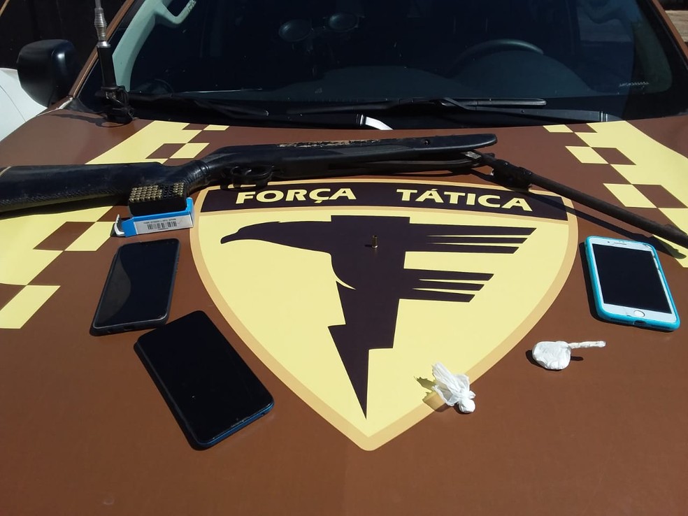 Armas e drogas apreendidas — Foto: Divulgação/Polícia Militar