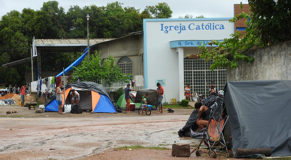 Venezuelanos se aglomeram na rua em barracas e lonas improvisadas prÃ³ximo ao abrigo Jardim Floresta (Foto: Alan Chaves/G1 RR)