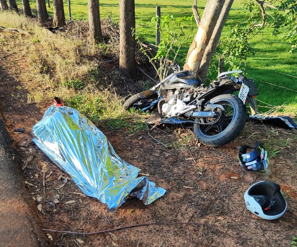Acidente com moto mata duas pessoas em Álvares Machado (SP) neste sábado (22) — Foto: Redes sociais