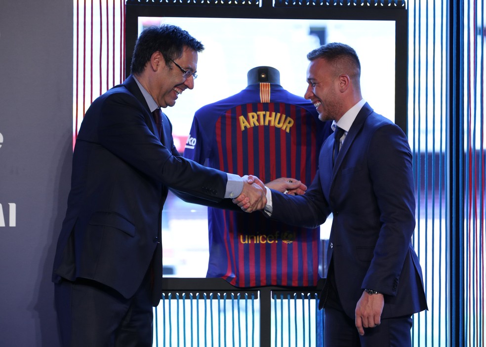 Arthur é apresentado no Barcelona diante de Josep Maria Bartomeu  (Foto: Albert Gea / Reuters)