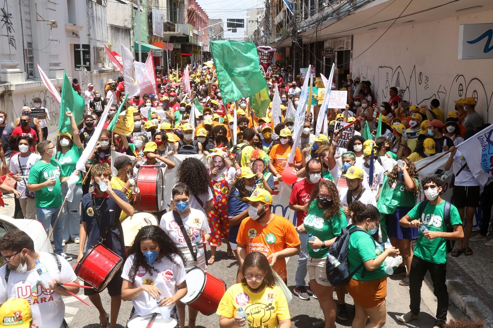 Fortaleza (CE) - Manifestantes participam de protesto contra o governo do presidente Jair Bolsonaro, neste sábado (2) — Foto: Daniel Galber/Uai Foto/Estadão Conteúdo
