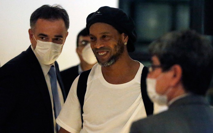 Ronaldinho Gaúcho deixou a cadeia no Paraguai na noite desta terça (7) após pagar fiança — Foto: Jorge Saenz/AP