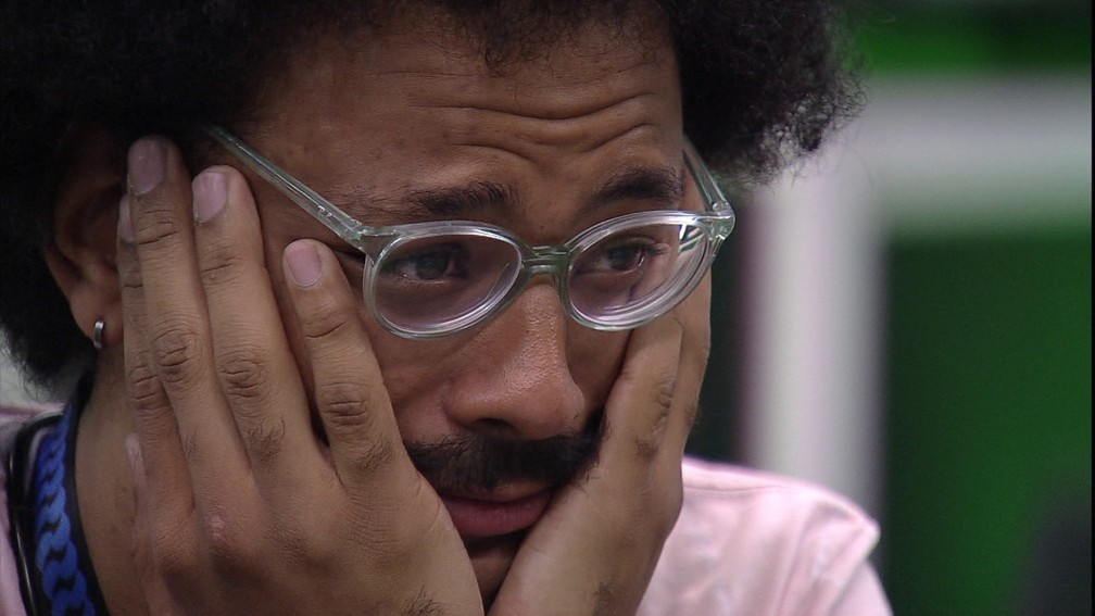 João Luiz vibra com mensagem da família no BBB21 — Foto: Globo