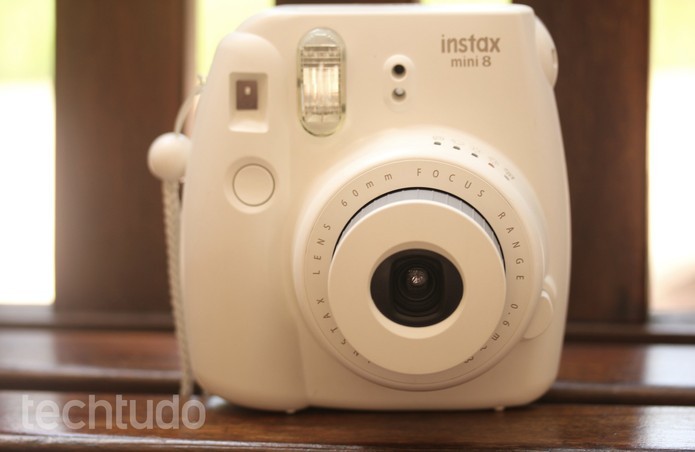 Instax Mini 8 é uma câmera compacta e instantânea (Foto: Luana Marfim/TechTudo)