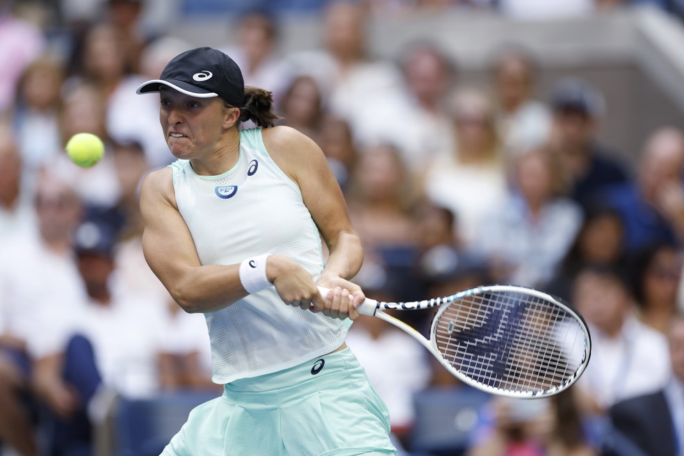 A polonesa Iga Swiatek ataca bola contra a tunisiana Ons Jabeur of Tunisia na final do US Open — Foto: Sarah Stier/Getty Images