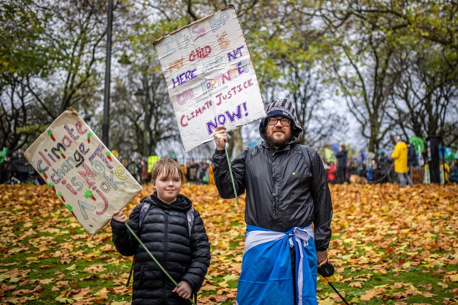 Gavin Crawford, de 38 anos, e seu filho Cody, de 8 durante manifestação pelo clima em Glasgow durante a COP26.