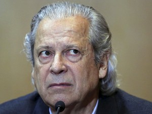 José Dirceu permanece em silêncio ao ser questionado em sessão da CPI da Petrobras em Curitiba (Foto: Heuler Andrey/AFP)