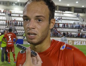 Carlao marcou o primeiro gol da vitória do CRB (Foto: Henrique Pereira / Globoesporte.com)
