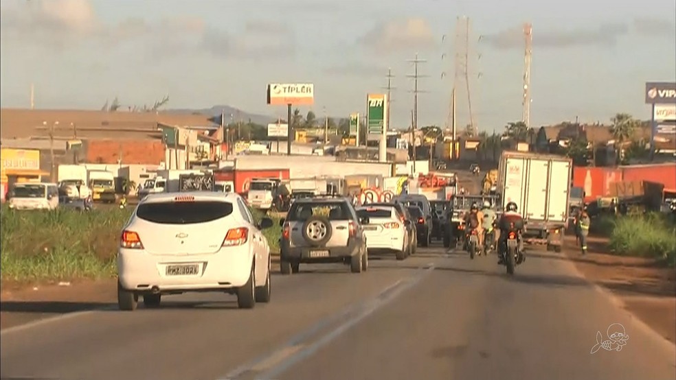 Caminhoneiros fecharam uma das faixas da BR-020, nesta segunda-feira (Foto: Reprodução/TVM)