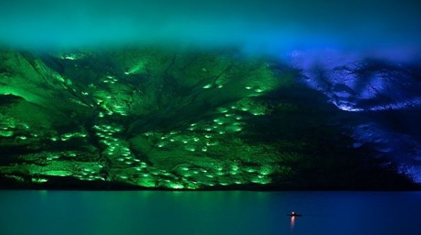 Artista cobre montanha com 1 mil luzes para St.Artista cobre montanha com 1 mil luzes para St. Patrick's Day na Irlanda Patrick's Day na Irlanda (Foto: Reprodução/Instagram @karikolaofficial)