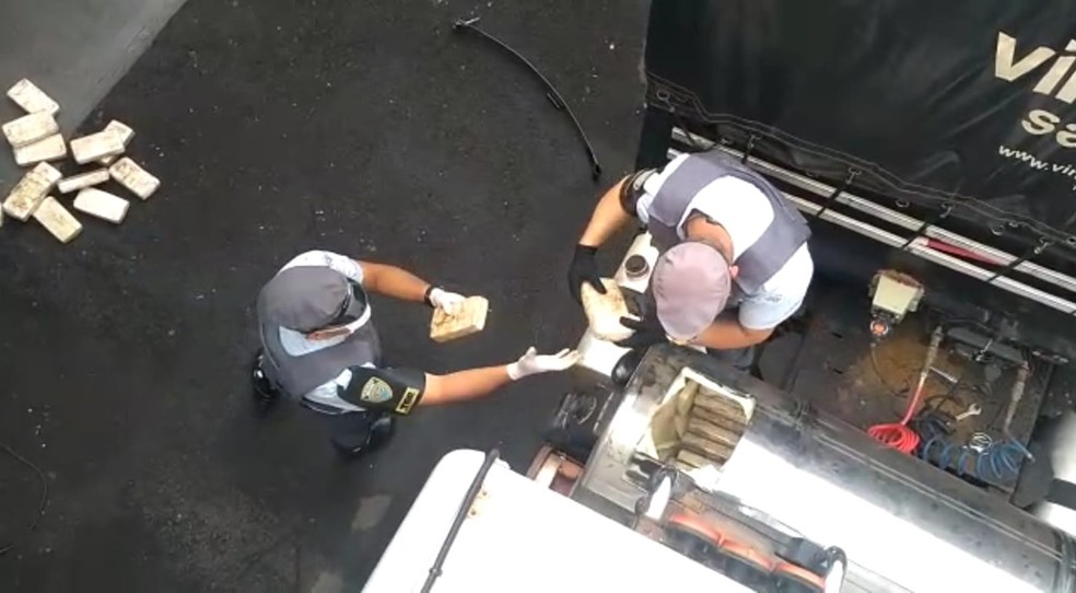 Cocaína em pasta foi encontrada dentro de tanque suplementar de caminhão em Itatinga (SP) — Foto: Polícia Rodoviária/ Divulgação