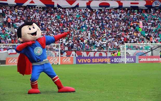 Super-Homem, o retorno: mascote do Bahia faz 1ª aparição na 'nova Fonte' | globoesporte.com