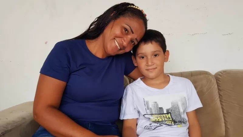 Jairobis e o filho Santiago (Foto: VISÃO MUNDIAL BRASI via BBC News Brasil)