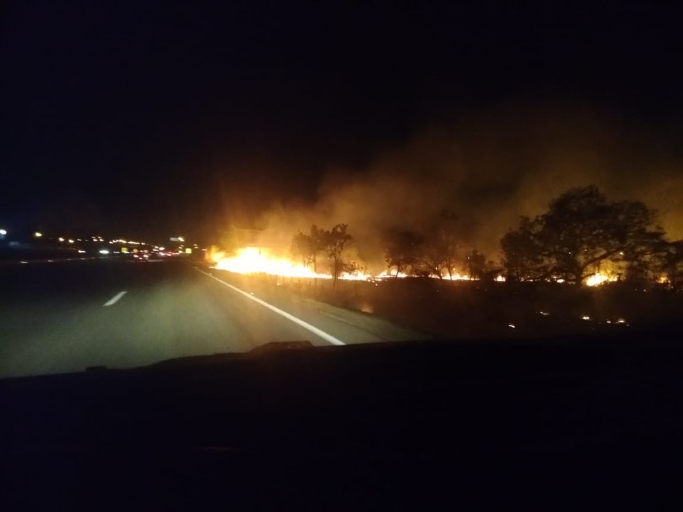Fogo assustou motoristas na TO-050 em Palmas — Foto: Vilma Nascimento/G1