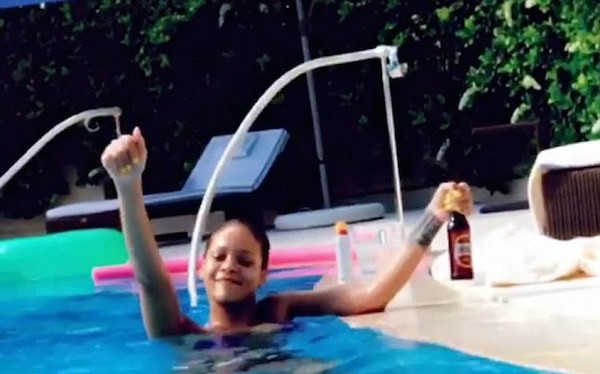 A cantora Rihanna na piscinea (Foto: Instagram)