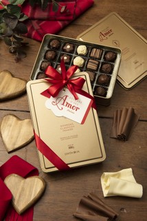 Kit com caixa de chocolate artesanal em forma de barras e bombons da Prawer Chocolates | R$ 148 | @prawerchocolates