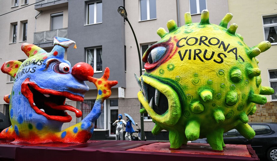 Figura retrata o coronavírus em desfile de carnaval em Duesseldorf
