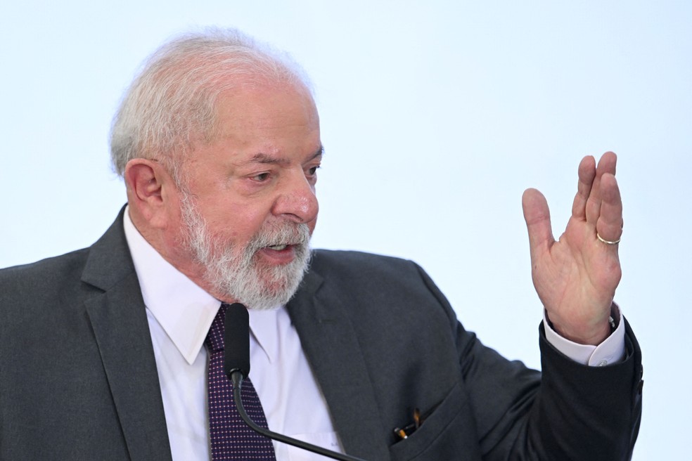 Lula discursa durante o lançamento do programa 'Mais Médicos', que visa aumentar a oferta de assistência médica em regiões carentes e isoladas, no Palácio do Planalto, em Brasília, em 20 de março de 2023 — Foto: Evaristo Sa/AFP